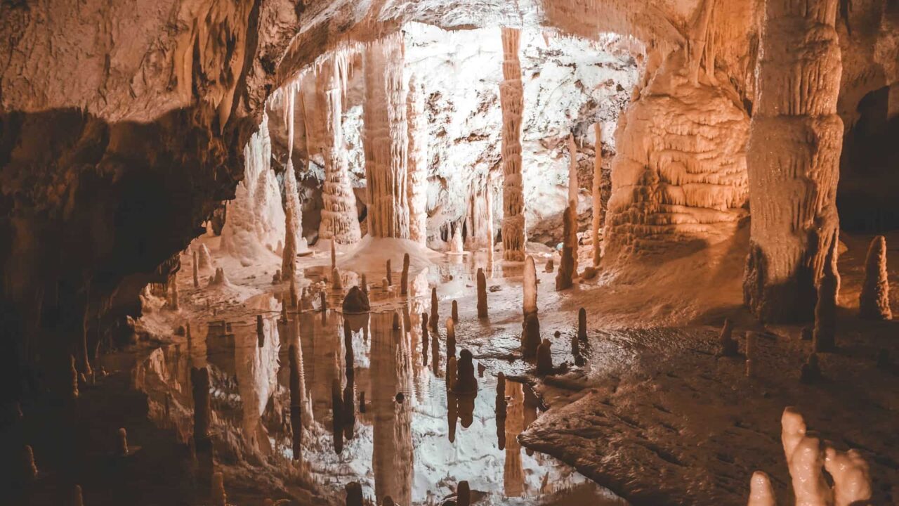 UNA MERAVIGLIA MARCHIGIANA FAMOSA NEL MONDO: LE GROTTE DI FRASASSI